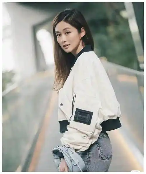 岑丽香自信秀最新近照点燃关注狂潮散发别样魅力