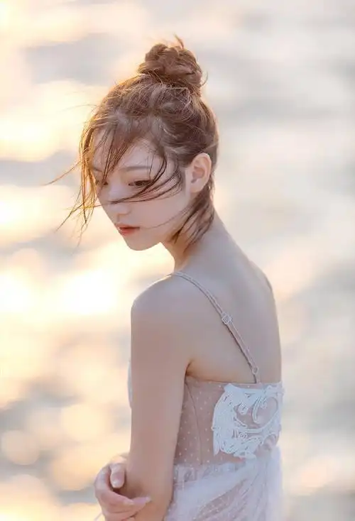 白皙性感美女海边撩人写真图片