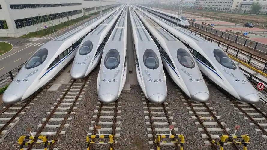 中国高铁又一"黑科技",高铁到站不停车,乘客也能上下车!