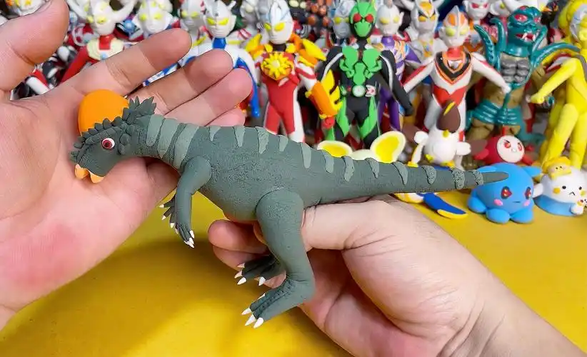 用粘土捏头上长有大疙瘩的恐龙肿头龙