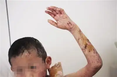 5月26日,北京丰台青塔春园,2岁和6岁的女童被砍死在家中,疑犯为孩子