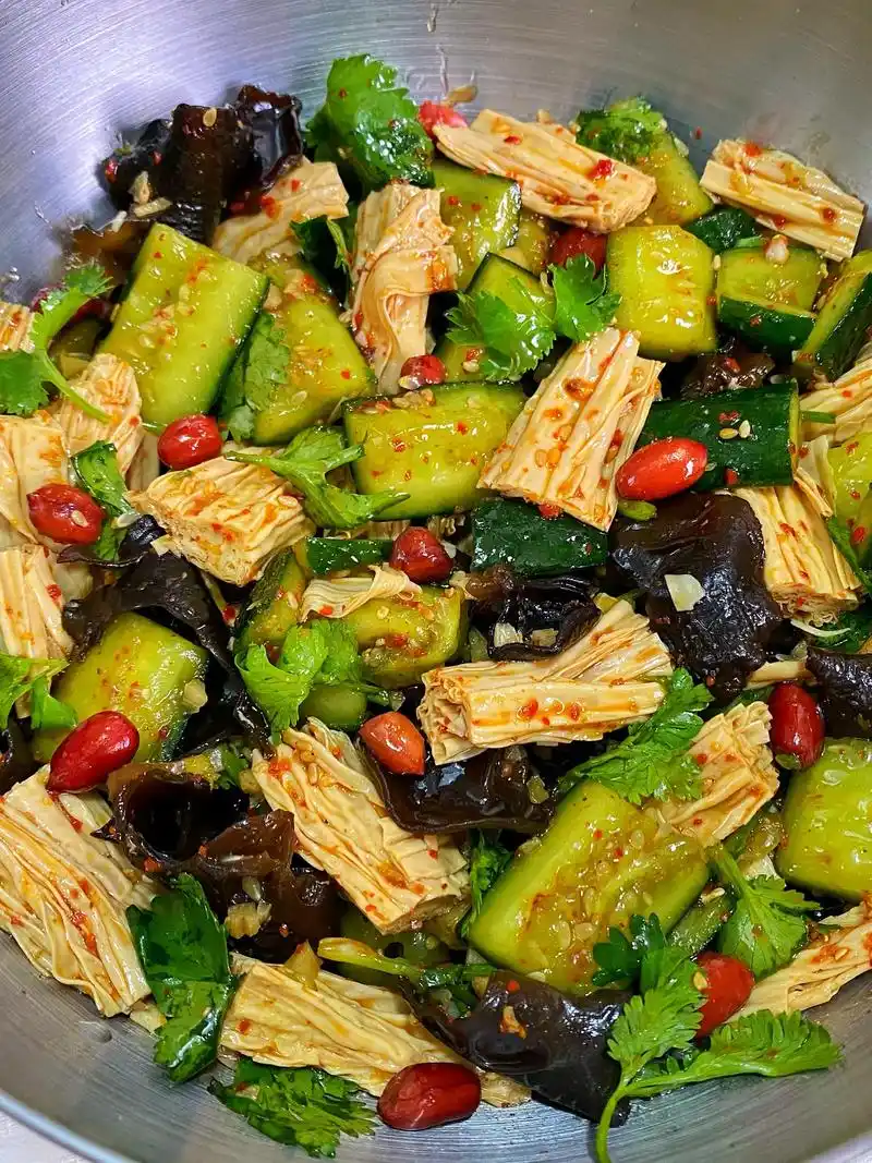 夏日最爱的凉拌菜!开胃菜食谱  93腐竹和木耳提前泡发后,煮 - 抖音