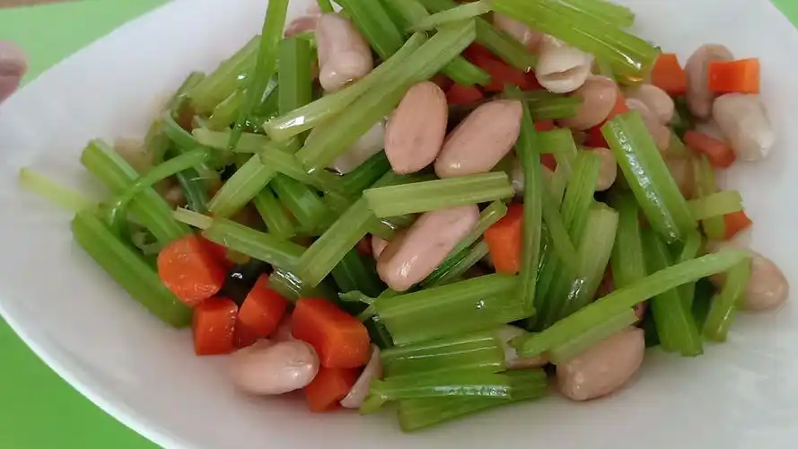 大厨教你两分钟做好凉拌芹菜花生米,简单几步做好下酒菜