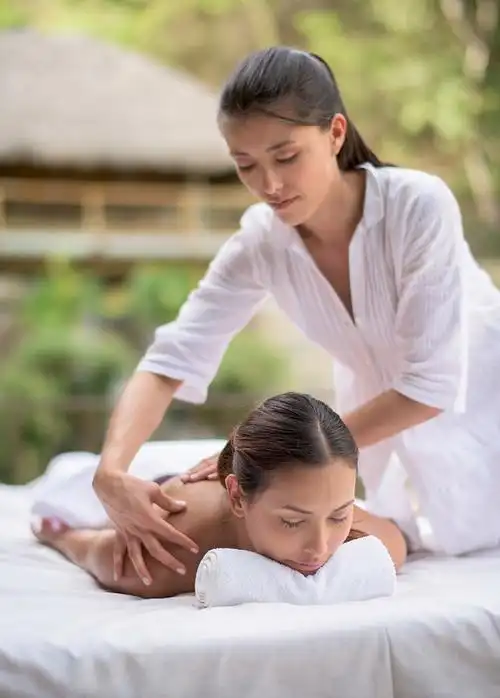 在水疗中心做背部按摩图片下载