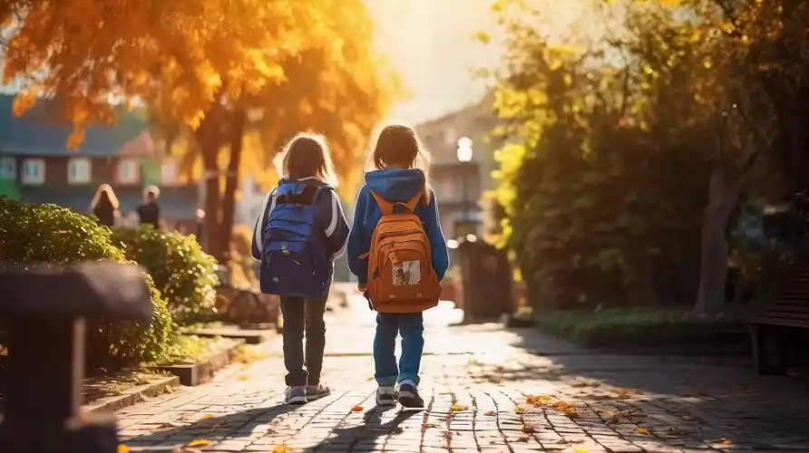 背着书包上学的小学生孩子背影学校校园开学季教育学生学习成长