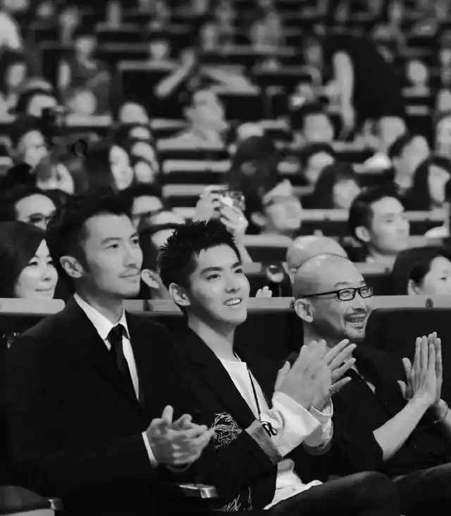 谢霆锋与吴亦凡罕见同框,吴亦凡笑容满面心情大好,全然不受负面消息