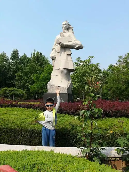 鲁班雕像前,再次听工圣的故事,加深了对风筝之祖的认识.