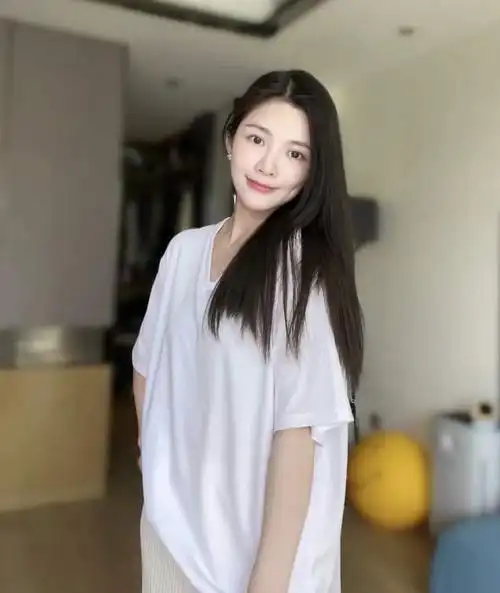 杜淳老婆王灿社媒分享穿搭美照惨遭大量黑粉恶评没有一套好看