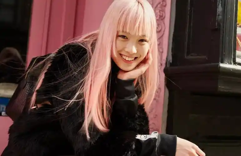 要知道,酷感如 kate moss 也是染过粉色头发的人.