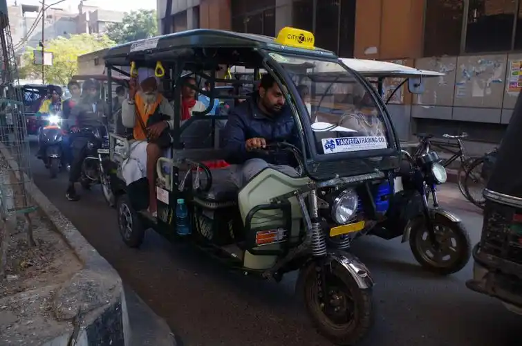 托托车(机动三轮车)是这里载客的主要车型,招之即来,速度较快,价格也