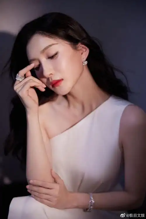 江疏影捧红锦鲤#江疏影今天真的有一种素雅清冷的美,大波浪,红唇