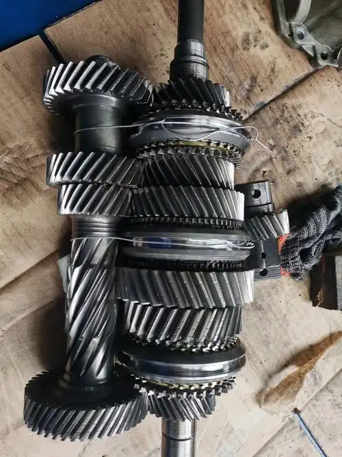 福特全顺一轴和2轴怎么从变速箱后盖取出来