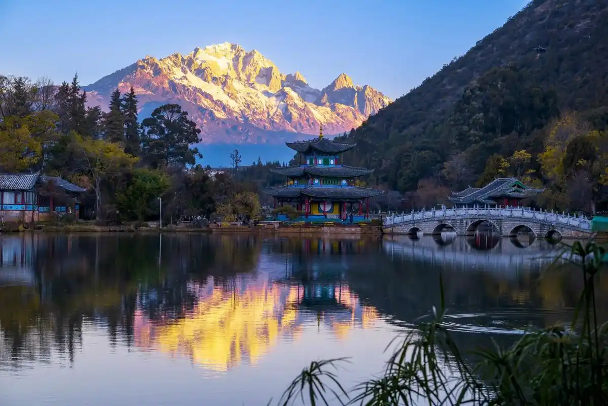 黑龙潭公园 | 距丽江古城一公里看日照金山 94简介: 从丽江古城四方