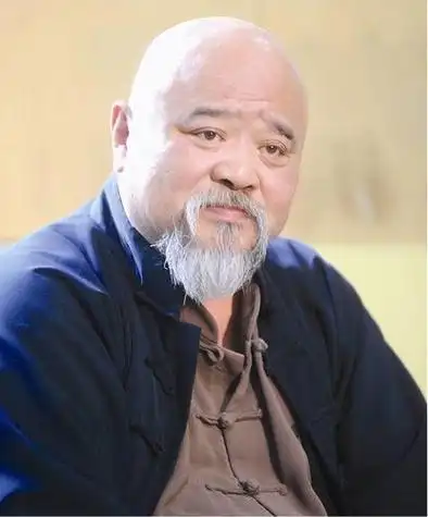 老戏骨李琦糖尿病不忌嘴吃肥肉,挺大肚腩似怀孕,家宅简陋