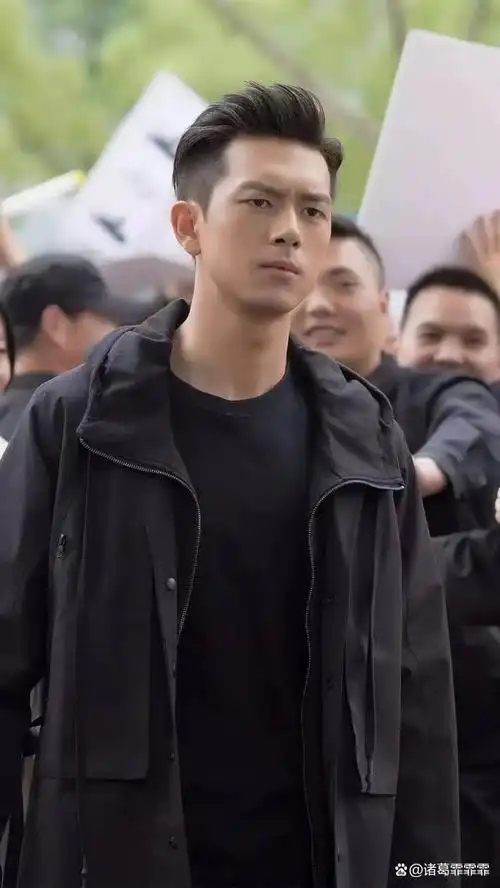 2017年,李现参演了网剧《河神》,大结局的时候,李现发了两段文字,获得