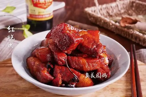 冰糖来提亮,北方炒糖色比较多,江南的红烧肉比较快手和方便,肥而不腻