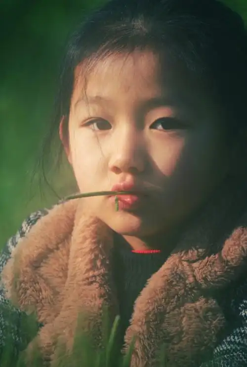 非常调皮可爱的小女孩李佳玲