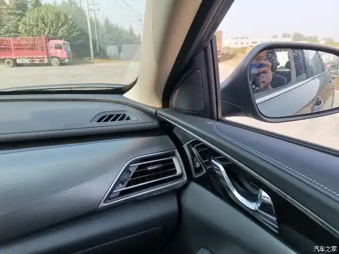 在副驾驶这里也是很宽绰的