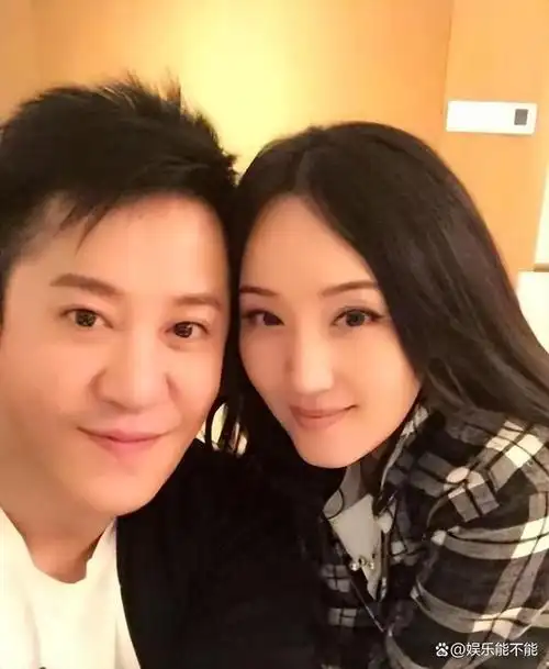 杨钰莹还是老了,在美颜下看似年轻,但身材还是暴露了真实年龄