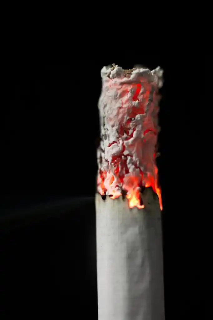 燃烧的香烟,在黑色背景上焚烧香烟