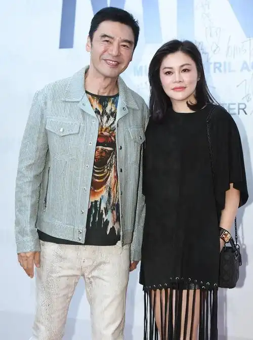 钟镇涛小12岁的妻子范姜是商界女精英,在钟镇涛欠下1亿元的巨额债务