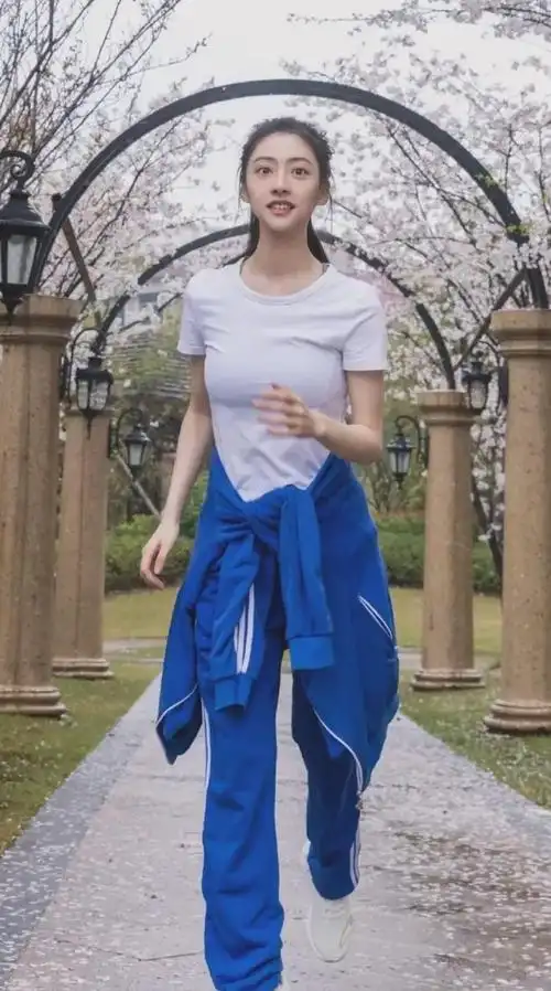 这个零零后小姑娘胡连馨已经出落得亭亭玉立看起来真是非常惊艳