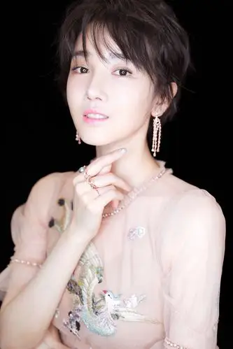 陈小纭出席芭莎珠宝夜宴任颁奖嘉宾 优雅大气女