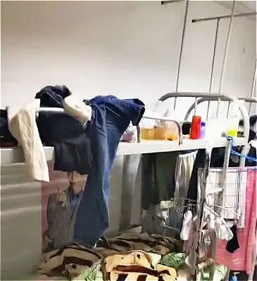 脏衣服,臭袜子扔地到处都是,毛巾,化妆品也随意放在床架上.