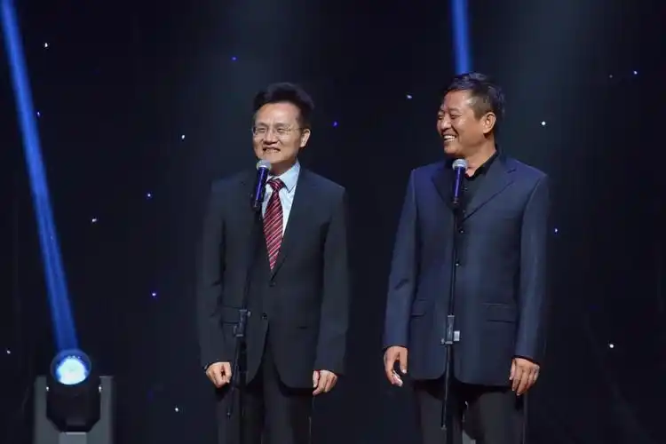 相声《开心一刻》表演者:李伟建 武宾