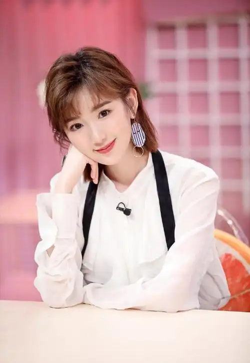 毛晓彤复古卷发型上热搜一改甜美邻家风慵懒风造型艳丽有气质