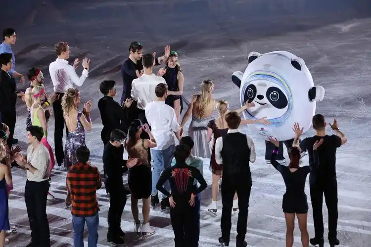 没法低调冰墩墩现身花样滑冰表演滑