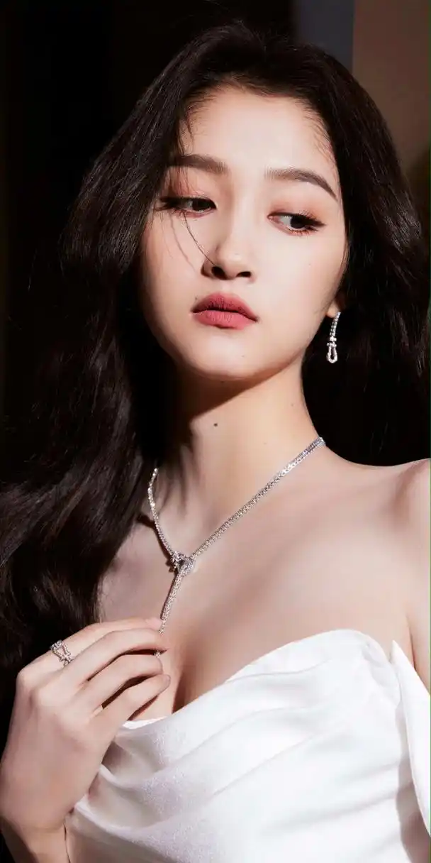 关晓彤白色开叉长裙造型写真壁纸 #关晓彤