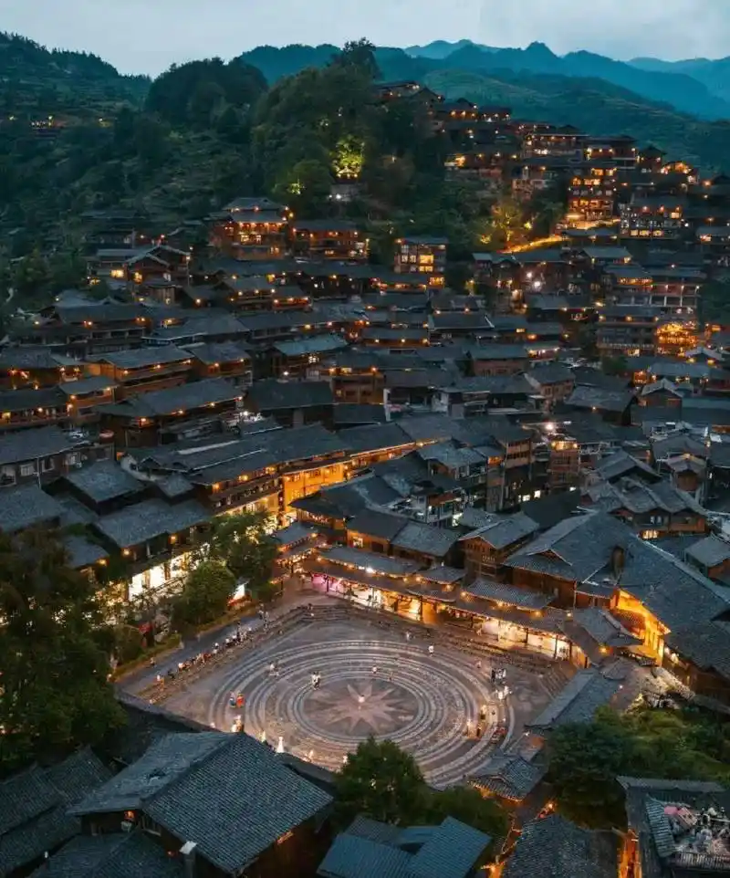 沉沦在破碎诗意中的凯里_苗寨_电影_故乡