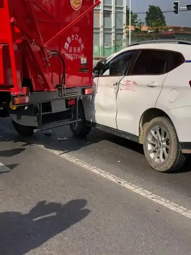 滑县一车主刚买的新车就出车祸