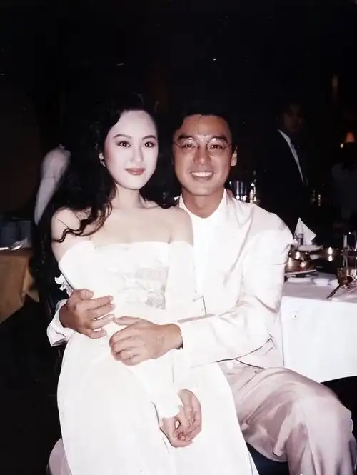 58岁的章小蕙有多会穿?微胖穿衣简约不扮嫩,自然老去的样子真美