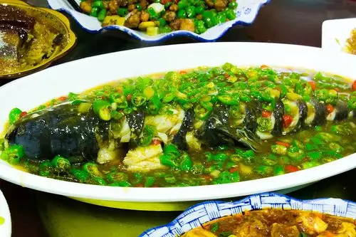 好像是这个名字 用的是草鱼 上面铺着满满的青椒 鱼肉较嫩 但是味道没