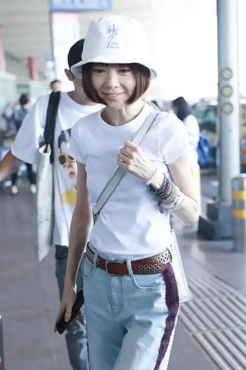 陈鲁豫将紧身t恤穿成宽松款,裤子挂不住,网友:看她手臂才吓人