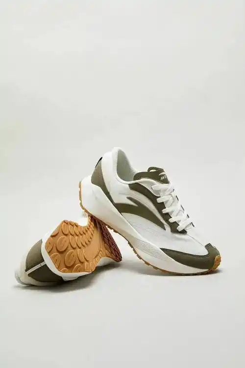 将「未来」照进现实,这个品牌用一组广告创意提前占领了复古休闲鞋的