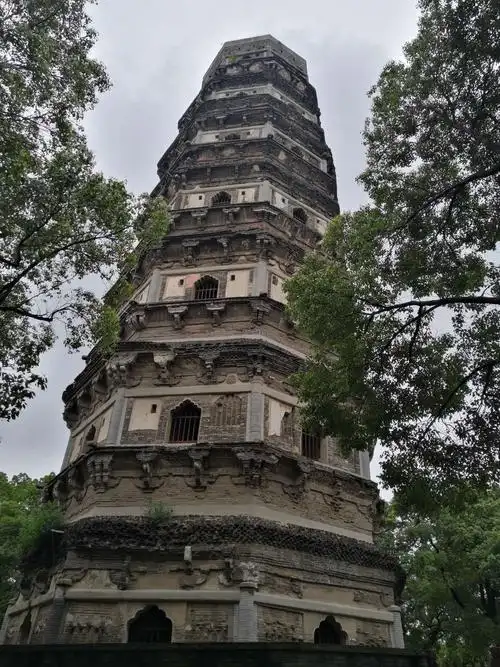 云岩寺塔已有1000多年历史,是世界第二斜塔,成为苏州古城的标志性建筑