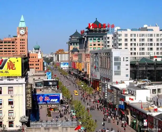 此外,王府井还有许多著名的餐饮和娱乐场所,如全聚德烤鸭店,老北京涮