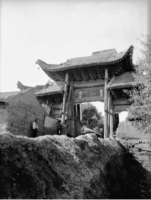 1914年的西安灞桥(老照片)△西安灞桥(法国汉学家沙畹拍摄于1907年)