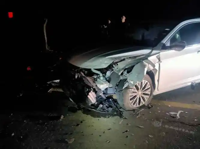 昨天晚上8点左右,涟水县涟南羊路徐集石庄路段,发生一起交通事故.