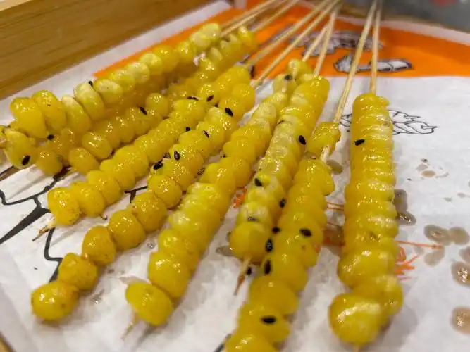 的,门头很大,里面环境还挺好的,干干净净的,烧烤是每样烤好就拿出来