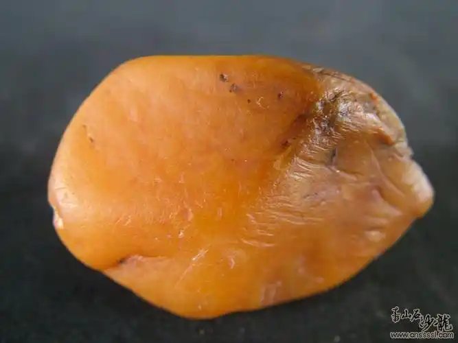 岱下田没有萝卜丝,内部有虱卵状小白泡,色彩没有田黄正阳,有片状的