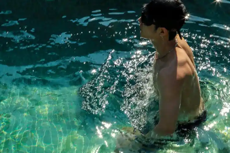 肖战的肌肉,即便是穿着t恤依然会勾勒出完美的身体线条,两块大胸肌