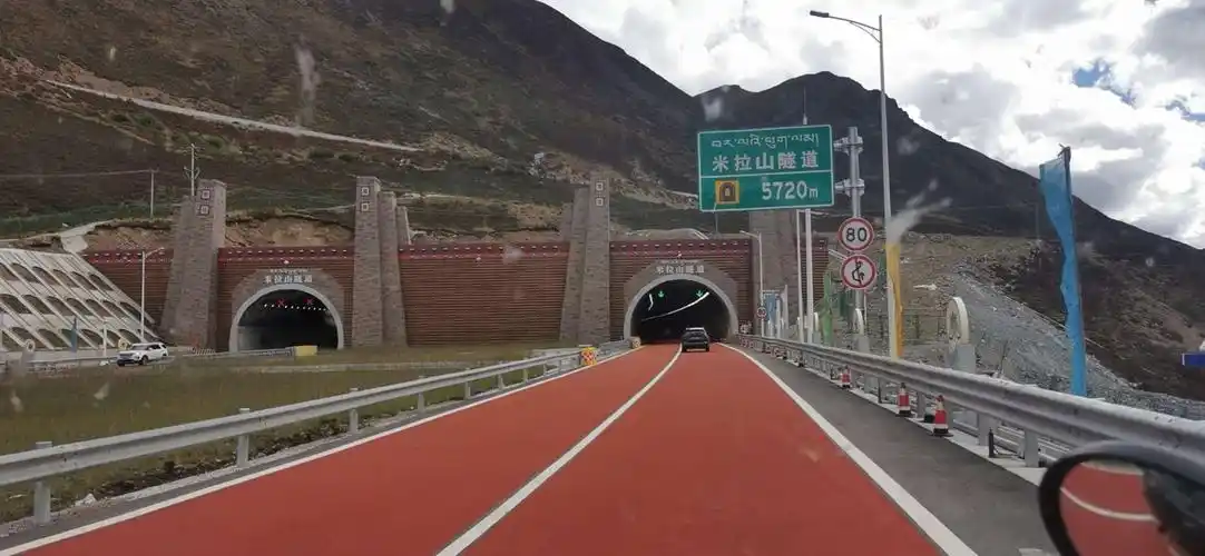 穿过海拔4720的米拉山隧道,一路下坡,呼吸明显顺畅了