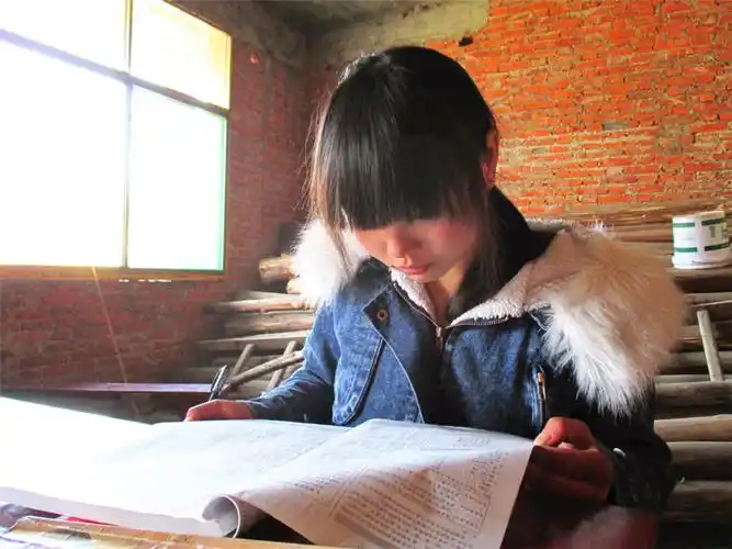 安徽女生辍学救母感动社会收获爱心重返校园