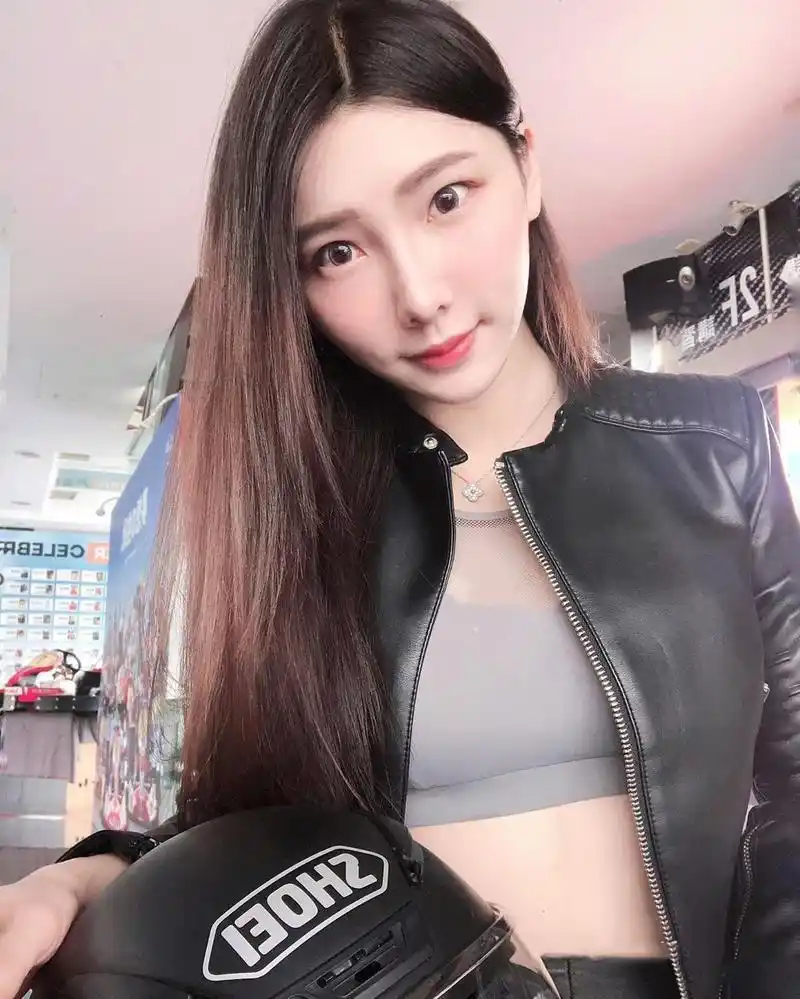 摩托赛车美女爱好者露露的酷炫生活照