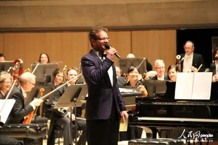 音乐会特邀主持人"大山"(中国驻加拿大使馆文化处二秘 张楠 摄影)