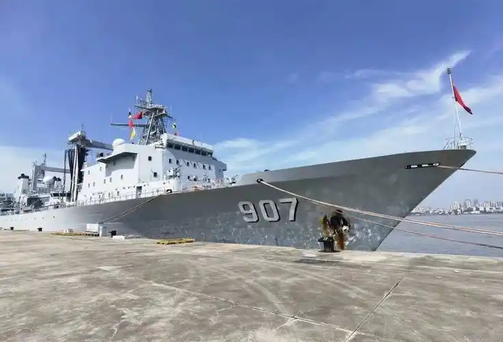 中国海军第40批护航编队由导弹驱逐舰呼和浩特舰,导弹护卫舰岳阳舰